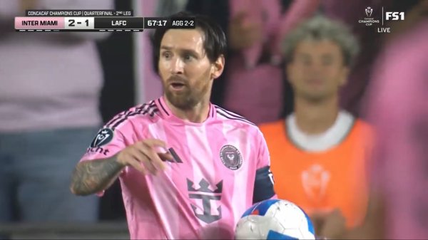 苏牙反超球被吹越位！梅西摇手指+摊手抗议☝️体育赛事直播