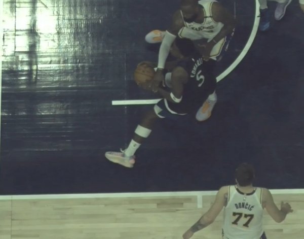 裁判最初吹罚湖东谈主球权体育录像/图片