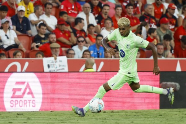 巴萨进球元勋亚马尔摄取了DAZN记者的采访体育集锦