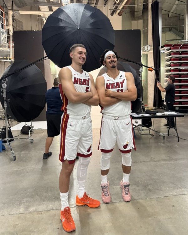 约维奇看到这一幕还示意：“哈克斯念念长得和我雷同高体育赛事直播