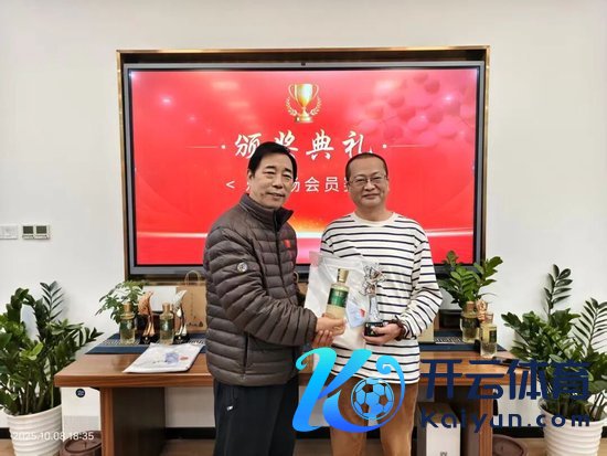  获奖嘉宾：王洪彬（右）授奖嘉宾：桑华（左）