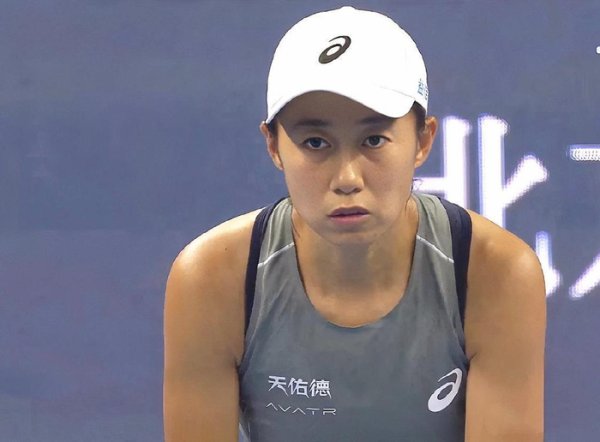 纳瓦罗凭借强势发球和底线强攻体育录像/图片